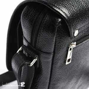 کیف کراس بادی مردانه طرح آرشام چرم فلوتر مشکی، نمای پشت در زاویه ۴۵ درجه