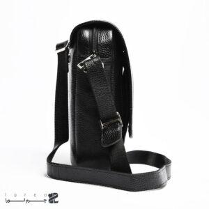 کیف کراس بادی مردانه طرح آرشام چرم فلوتر مشکی، نمای پهلو